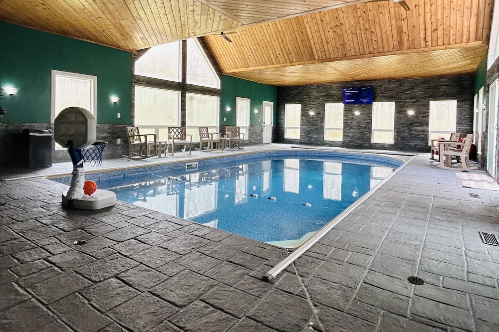 Spacious Estate with Indoor Pool