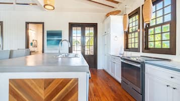 冷蔵庫、電子レンジ、オーブン、コンロ