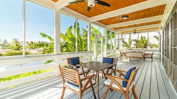 屋外ダイニングエリア