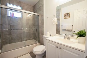 Haartrockner, Handtücher, Seife, Toilettenpapier