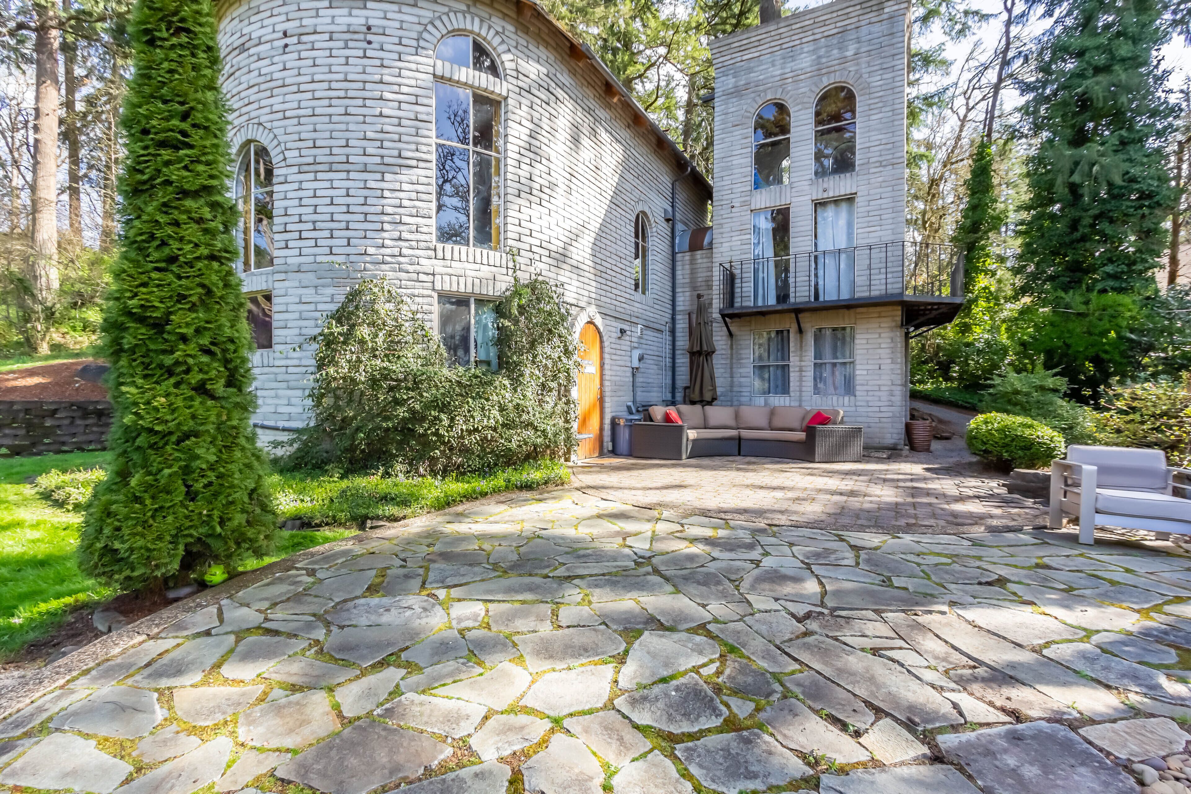 The Grand Castle | Your Luxurious Airbnb Getaway