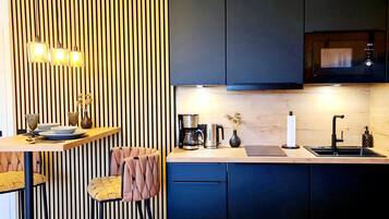 Réfrigérateur, micro-ondes, plaque de cuisson, cafetiÚre/bouilloire