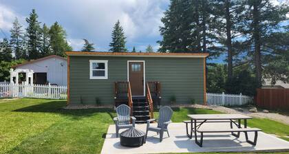 New and Wonderfully Equipped Comfy Cottage - 9 Miles from West Glacier