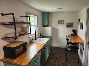 冷蔵庫、電子レンジ、オーブン、コンロ