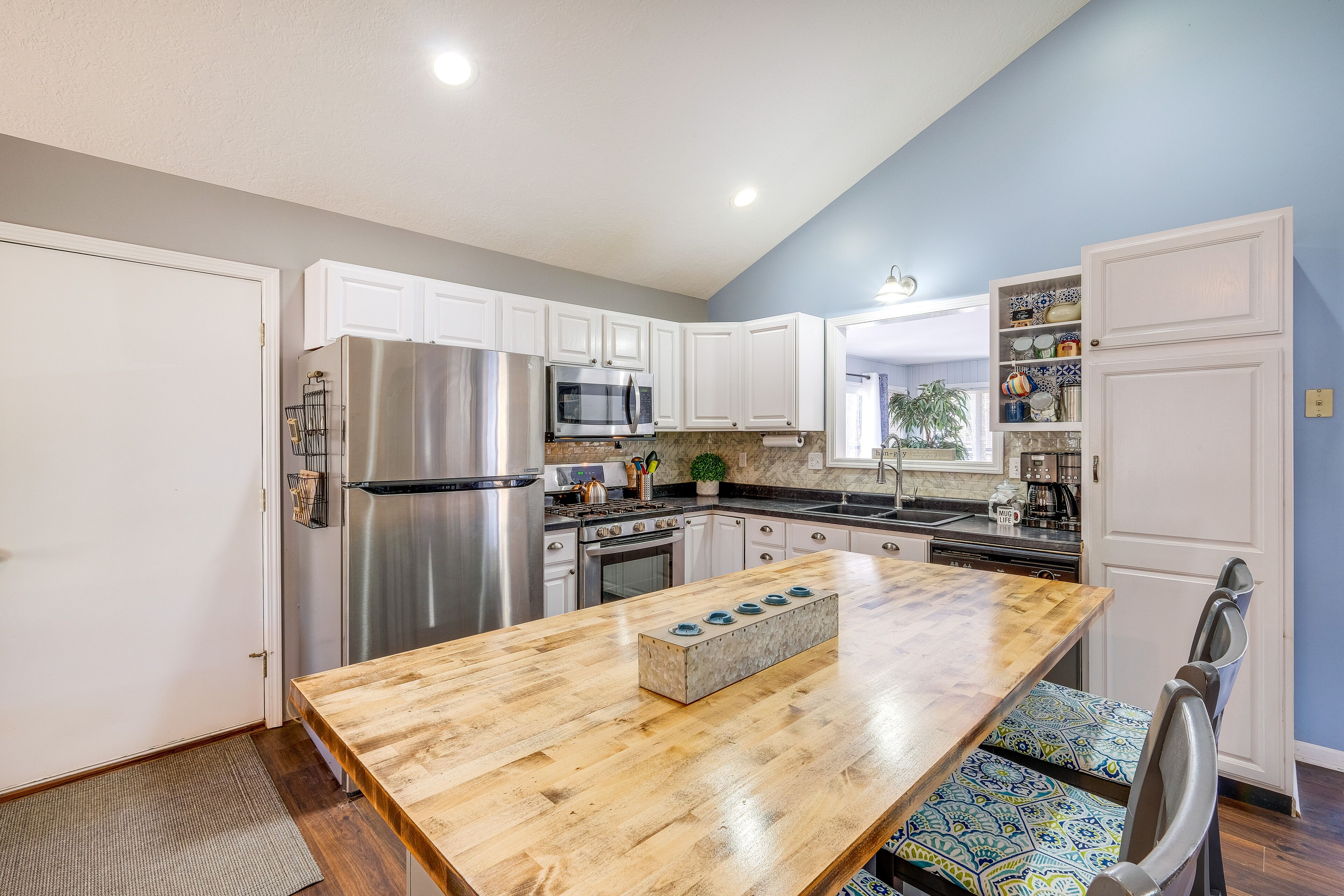 Beautiful Roscommon Home < 1 Mi to Higgins Lake!