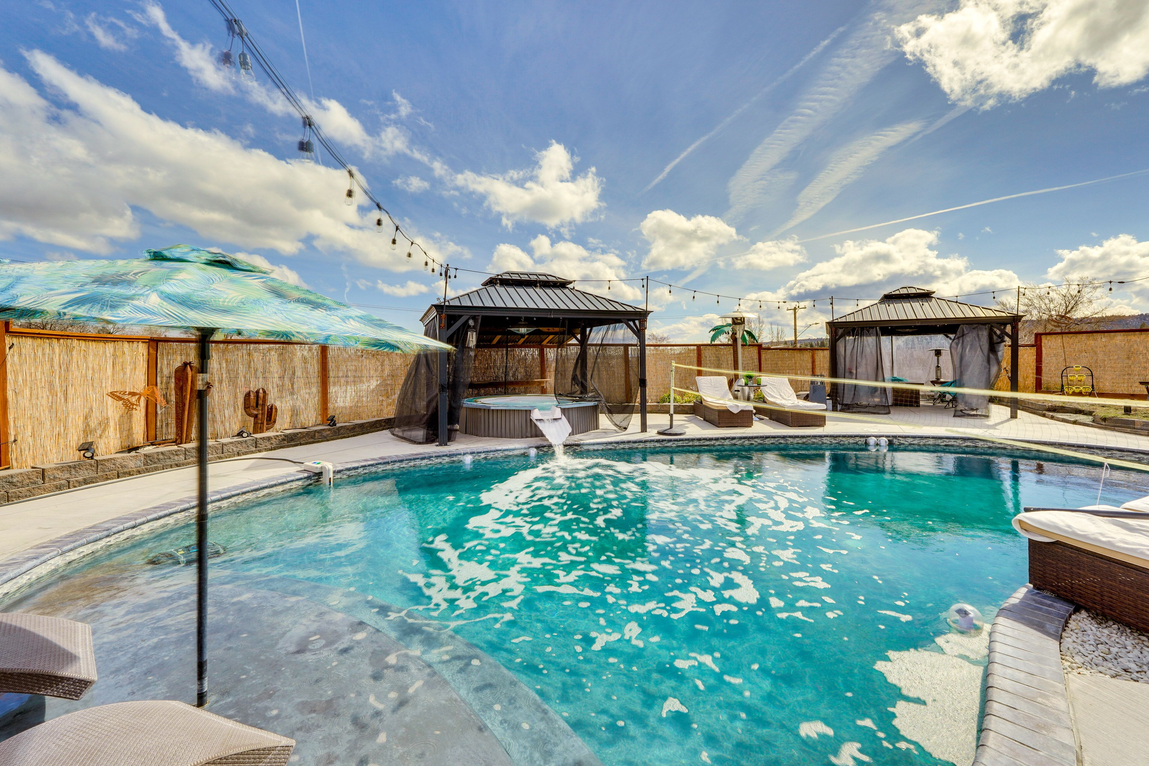 ‘Casa Del Moro’ Klamath Falls Apt: Pool & Hot Tub!