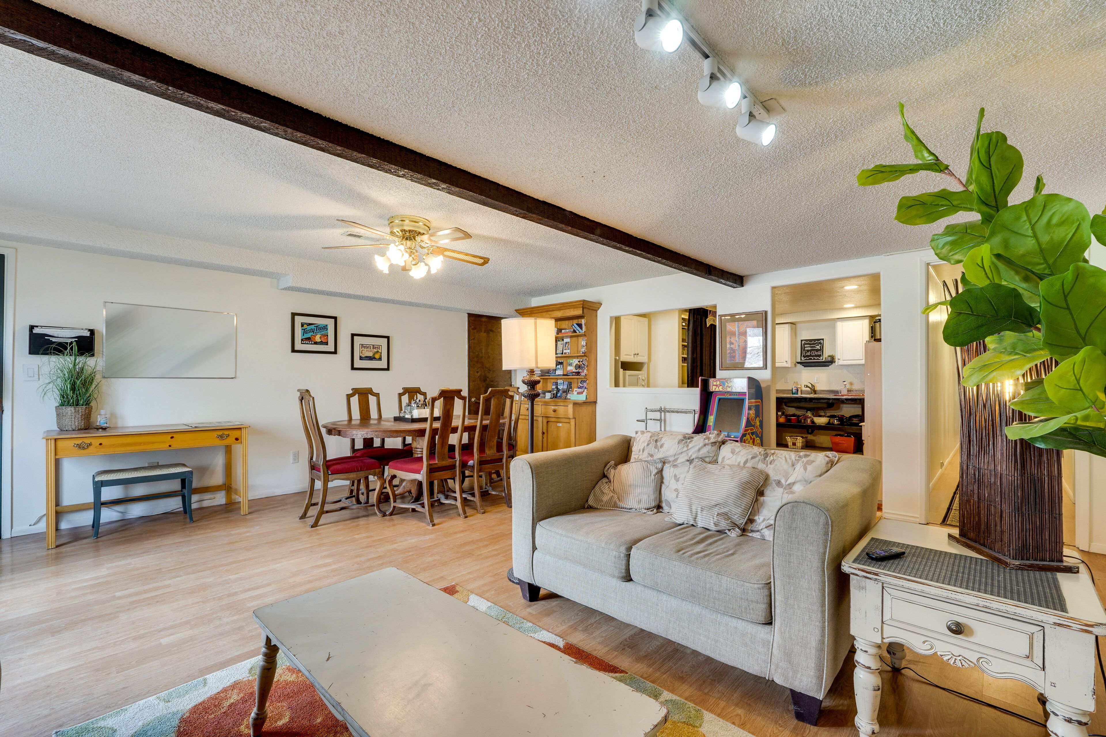 ‘Casa Del Moro’ Klamath Falls Apt: Pool & Hot Tub!