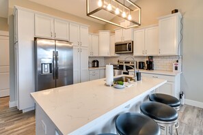Fridge, microwave, stovetop, dishwasher - Ocean Shores Home w/ Game Room - Walk to Beaches! (Ocean Shores)