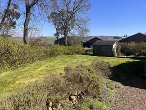 Property grounds - Countryside cottage in the hills (Haddington)