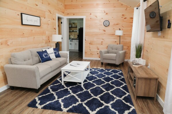 TV, books - Penn State Deluxe Cabin (Milroy)