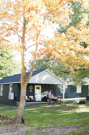 Outdoor dining - Penn State Deluxe Cabin (Milroy)