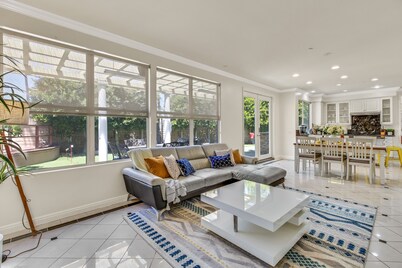 LUX - Amazing Huntington Beach City Home Walk 2 Beach And Close to Disney