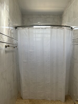 Douche, sèche-cheveux, serviettes fournies, savon