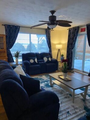 スマートテレビ、暖炉、書庫、PC モニター