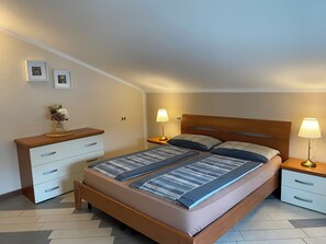 3 bedrooms, travel cot, free WiFi, bed sheets - Right on the lake, view of the lake and mountains, 200m to store (Idro)