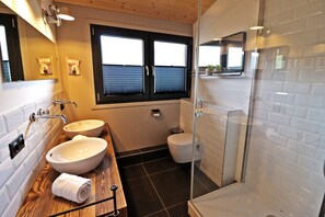 Dusche, Haartrockner, Handtücher