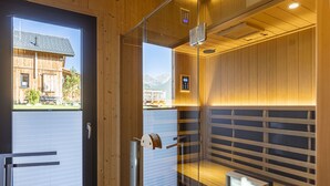 Un interno in legno con una porta scorrevole, un pannello di controllo e vista su un edificio.