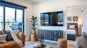 Leilighet | Oppholdsrom | En 40-tommers smart-TV med digitale kanaler samt TV