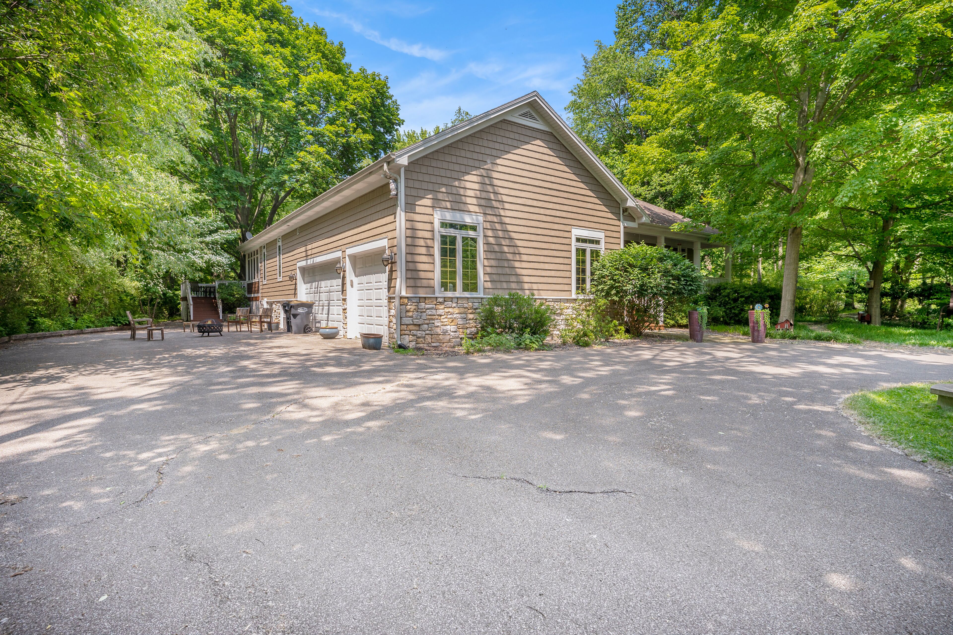 Inviting home near lake with firepit, full kitchen, central AC, & W/D