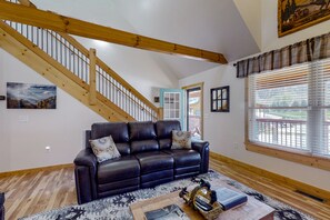 Televisión, chimenea, futbolito y tenis de mesa