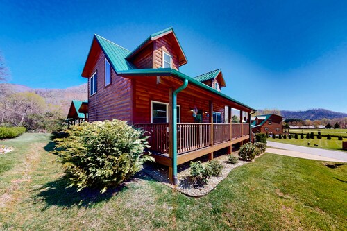 Pristine mountain home with fireplace, gorgeous views, W/D, grill, & deck