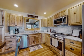 Refrigerador, microondas, horno y parrilla de estufa