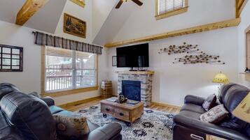 Télévision, cheminée, baby-foot, table de tennis de table