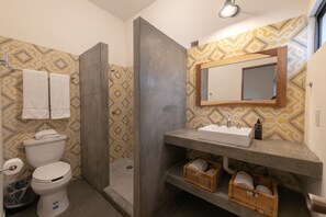 Ein Badezimmer mit Toilette, Dusche und Waschbecken.