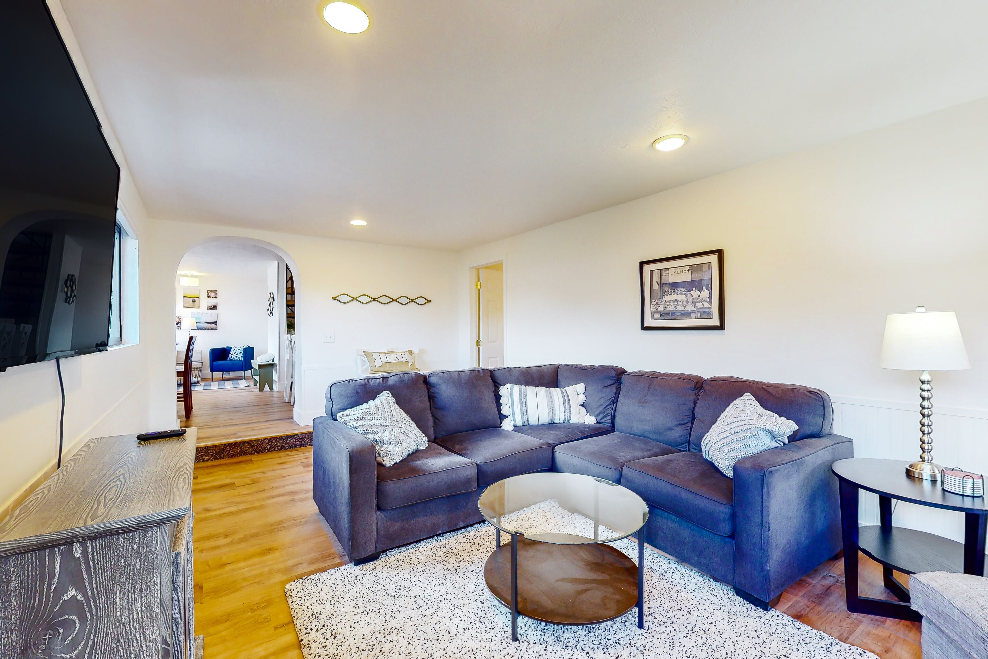 Waterside home with 4 bedrooms - outstanding access to Hood Canal & attractions