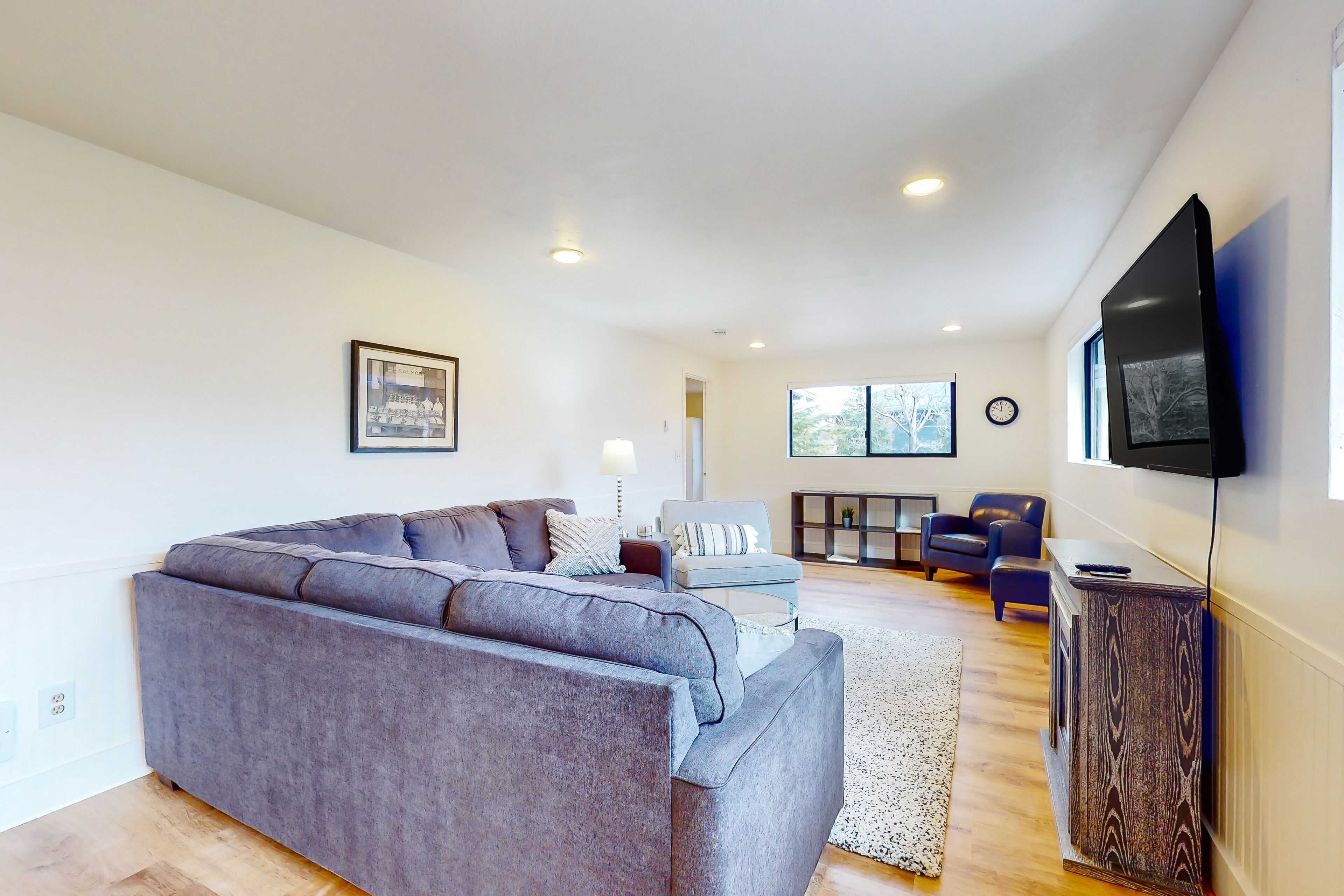 Waterside home with 4 bedrooms - outstanding access to Hood Canal & attractions