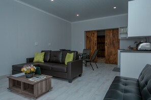 90-cm Smart TV with digital channels, TV, fireplace - The Gallery self catering (Franskraal)