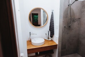 Chambre Deluxe, 1 grand lit, vue jardin | Salle de bain