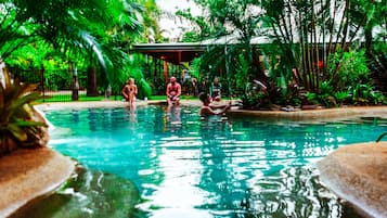 Hồ bơi ngoài trời