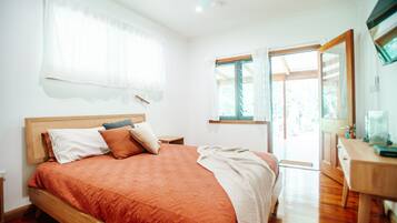 Standard Room, 1 Queen Bed, Garden View