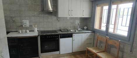 Mikrovågsugn, ugn, spishäll och diskmaskin