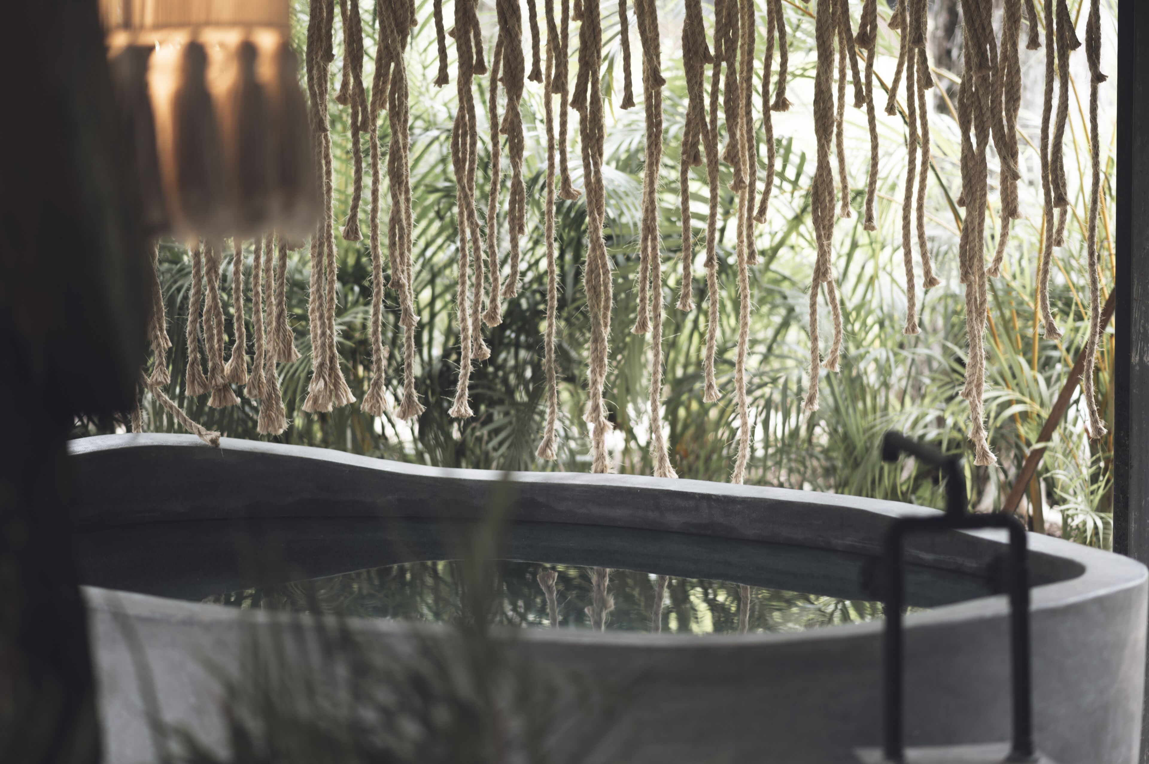 Sauna seca, banheira de hidromassagem, massagens com pedras quentes