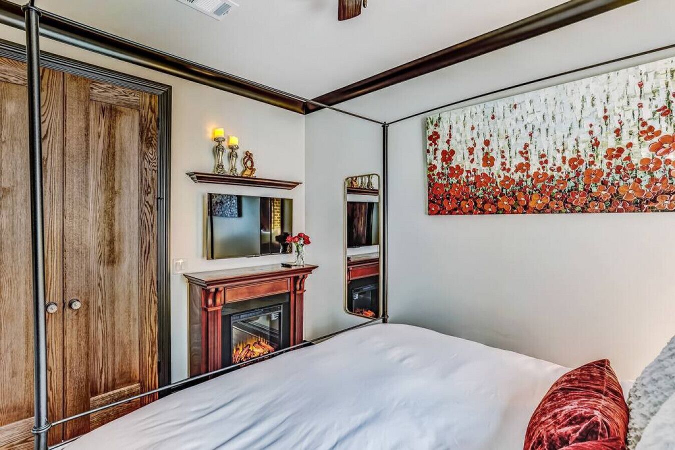 NEW Romantic & Luxe Carriage House - Jacuzzi Spa Tub - Compact Garage