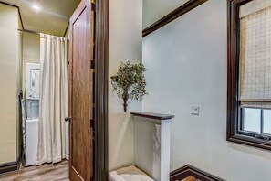 Interior - Romantic & Luxe - Jacuzzi Spa Tub - Compact Garage (Savannah)