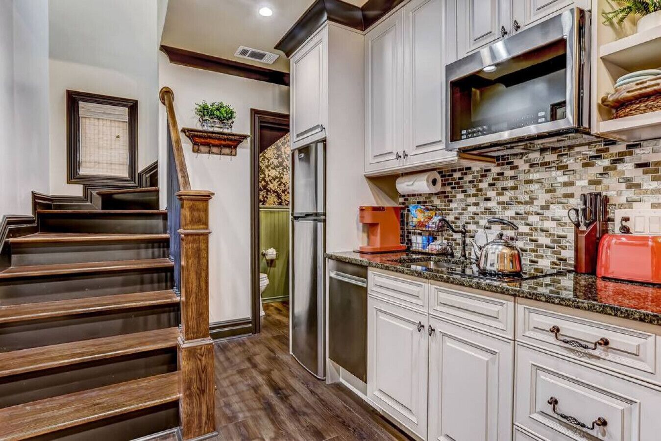 Kühlschrank, Mikrowelle, Herdplatte, Geschirrspüler