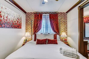 1 bedroom, desk, iron/ironing board, travel crib - Romantic & Luxe - Jacuzzi Spa Tub - Compact Garage (Savannah)