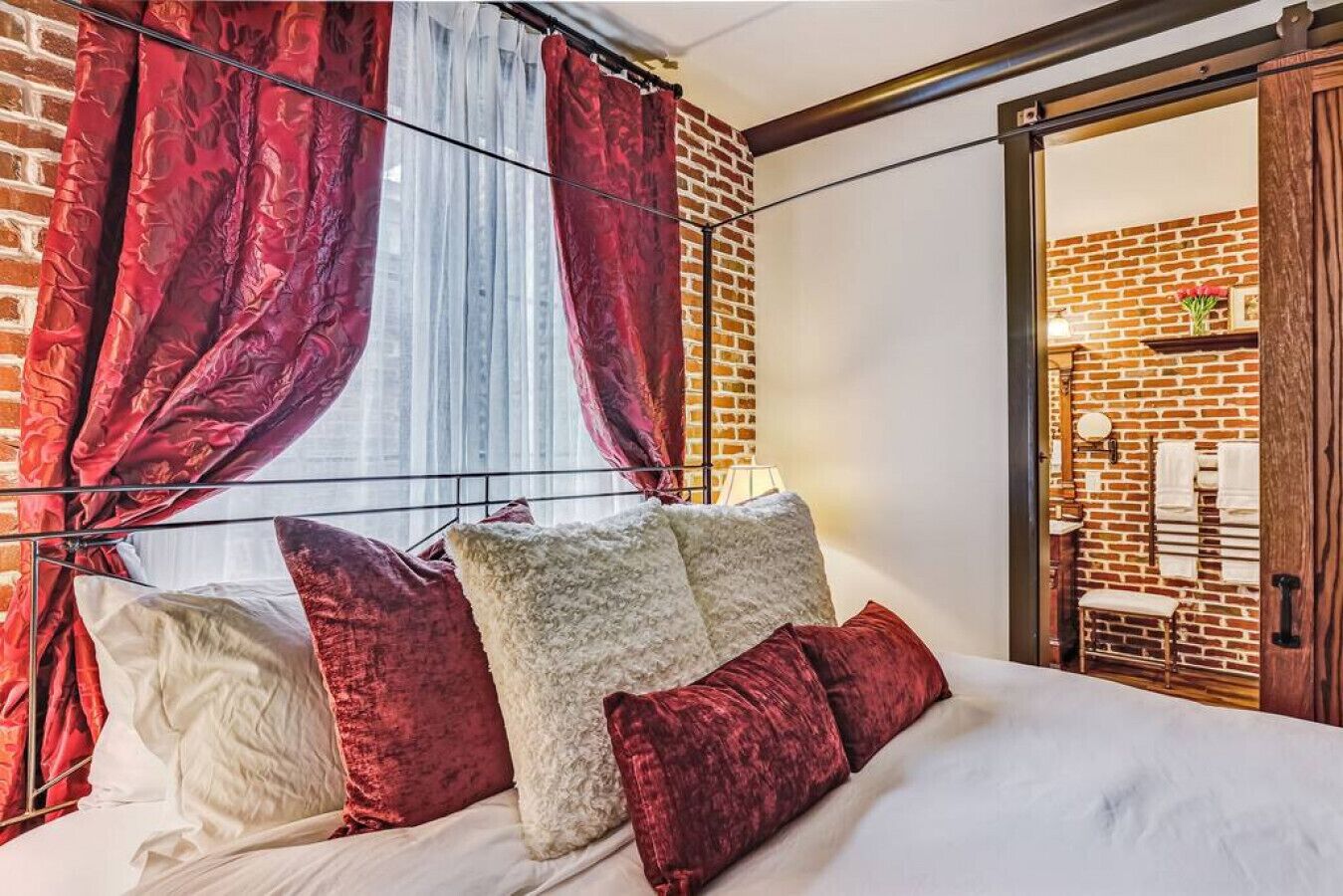 NEW Romantic & Luxe Carriage House - Jacuzzi Spa Tub - Compact Garage