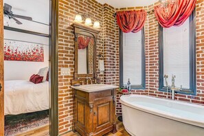 Hair dryer, towels - Romantic & Luxe - Jacuzzi Spa Tub - Compact Garage (Savannah)