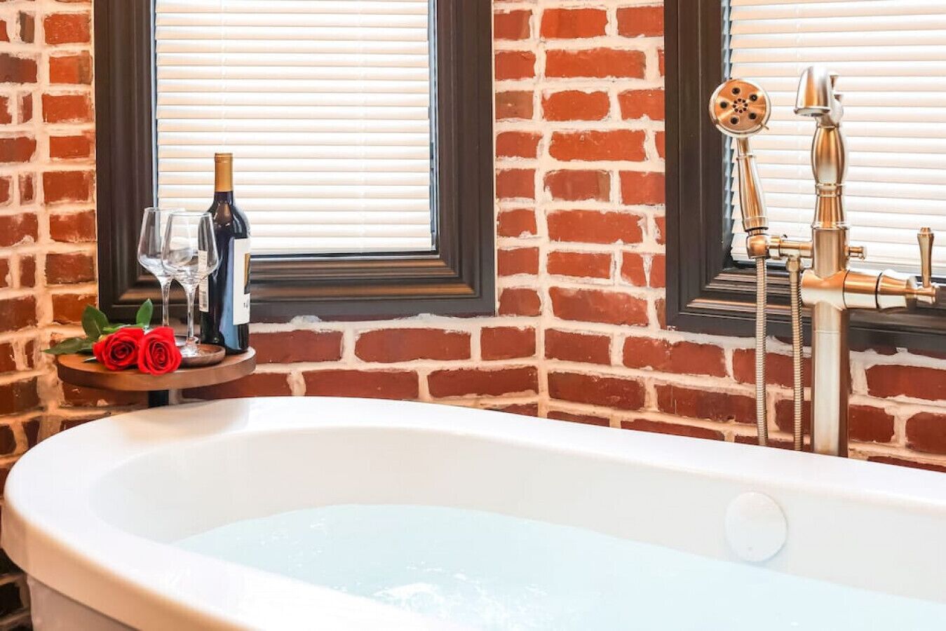NEW Romantic & Luxe Carriage House - Jacuzzi Spa Tub - Compact Garage