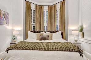 4 عدّة غرف نوم ومكتب ومكواة/لوح كي وسرير سفر