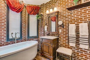 Hair dryer, towels - The Lyons House + Carriage. Parking Included (Savannah)