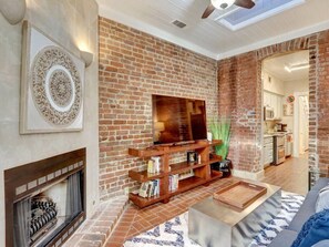 Smart-TV, Kamin, DVD-Player, Bücher