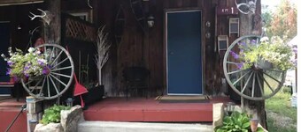 Carmi Station Cozy Cabin