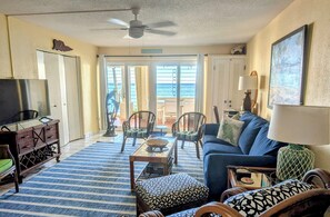 Smart TV, books - Walk out to the beach (Christiansted)