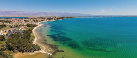 Una spiaggia nelle vicinanze