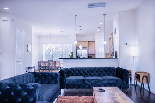 3-Bedroom Modern TownHome With King Bed in Houston Downtown Area